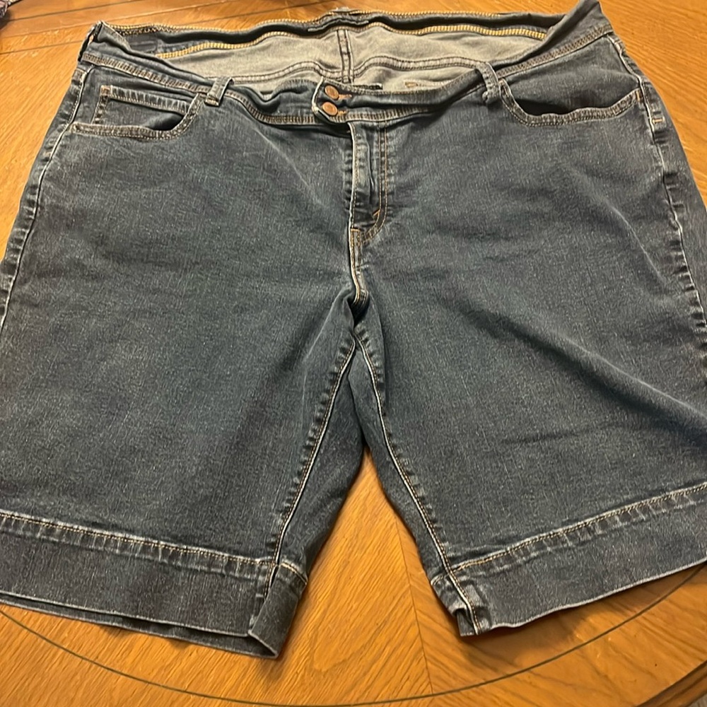 Levi’s Jeans 542 Bermuda Flap Pocket Denim Short Blue Size 24 w/ 11” inseam